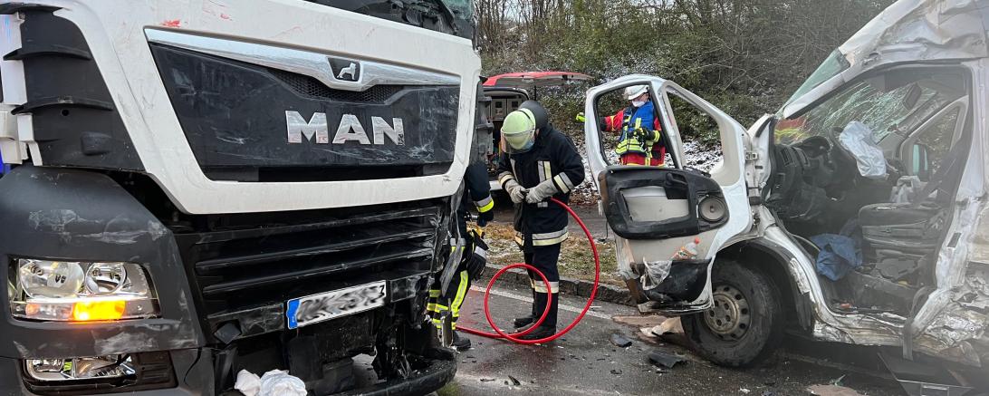 Bei der Kollision zwischen den beiden Fahrzeugen soll laut ersten Informationen ein Mann schwer verletzt worden sein. 