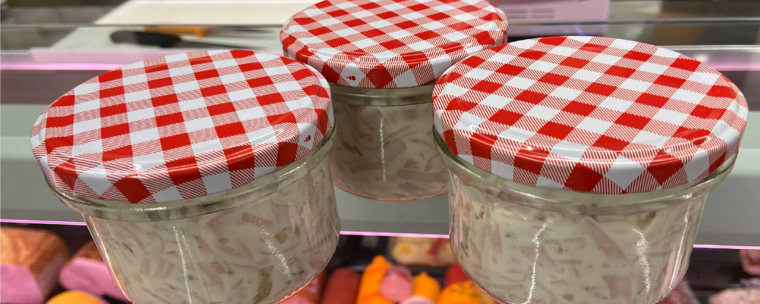 Bezuschusste Mehrweggläser mit Fleischsalat.