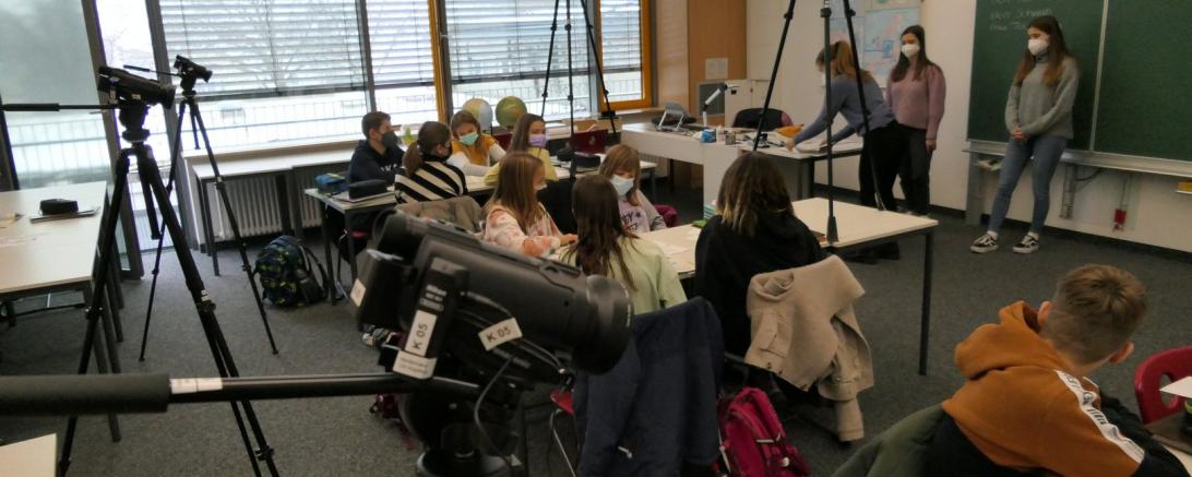 Auf dem Bild sieht man, wie die Kinder im Unterricht gefilmt wurden.