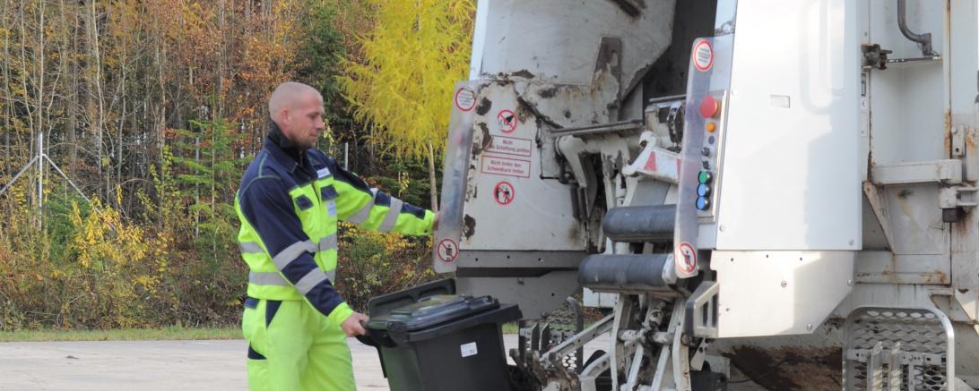 Auf dem Bild ist ein Müllauto zusehen.
