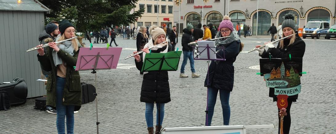 Die neu formierte Flötengruppe der Stadtkapelle Monheim bei ihrem Auftritt in der Augsburger Fußgängerzone. 