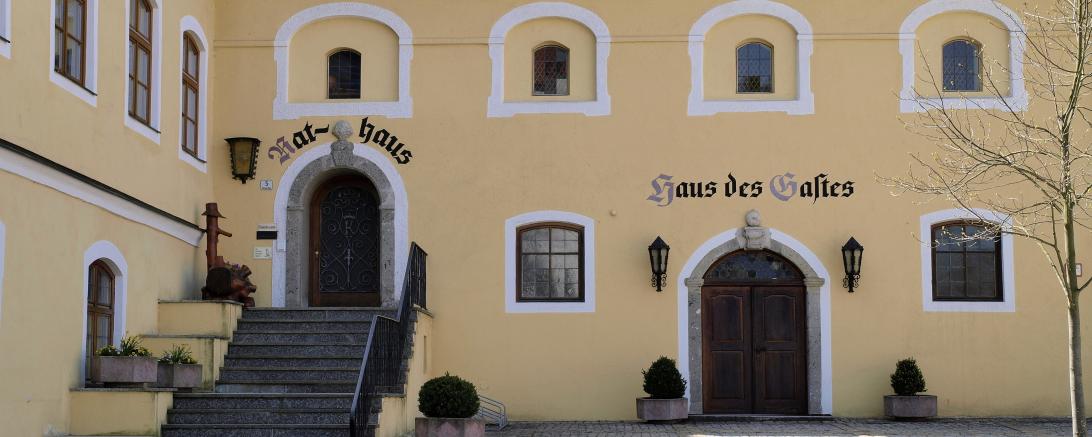 Auf dem Bild sieht man das Rathaus in Kaisheim