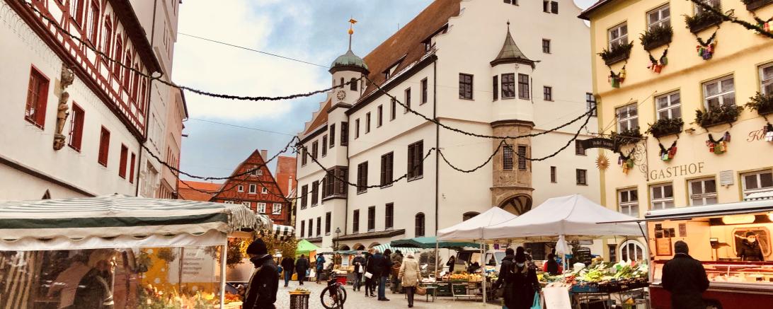An Heiligabend und Silvester findet von 8:00 bis 12:00 Uhr ein Wochenmarkt auf dem Nördlinger Marktplatz statt. 