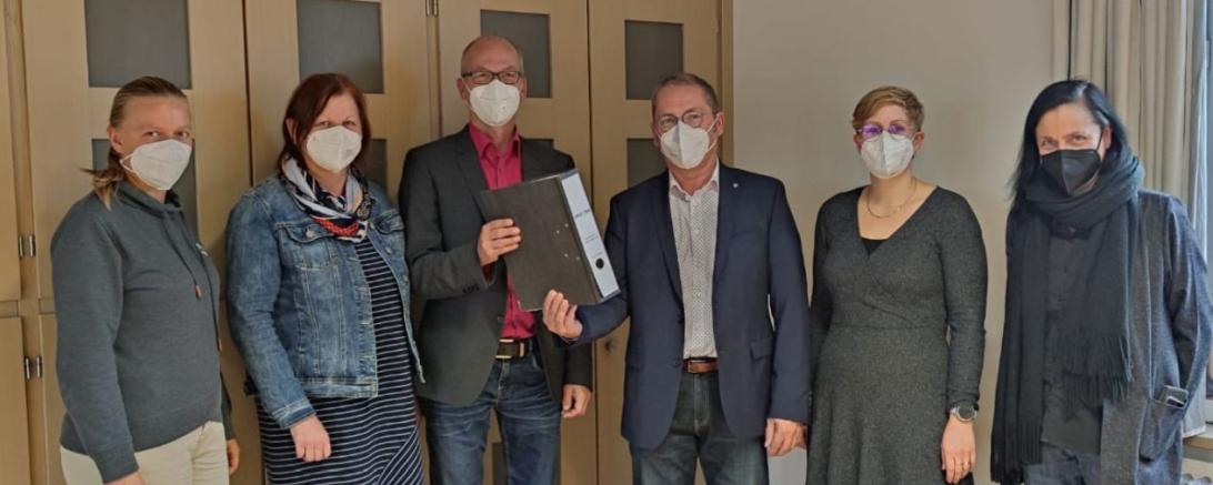 Auf dem Foto v.l. Sarah Meyer (Diakonie), Margit Schmutterer (Diakoneo), Martin Heilingbrunner (BRK), Günther Schwendner (Lebenshilfe), Milena Öfele (Lebenshilfe) sowie Katja Zeh (Stiftung St. Johannes).