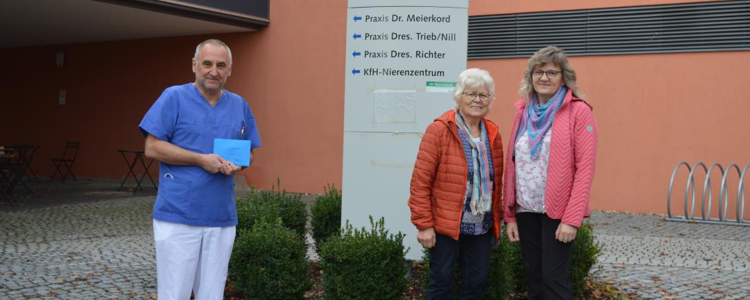 Doktor Thomas Handschuh nahm die Spende stellvertretend für die Palliativstation entgegen. Überbracht wurde die Spende von Gertrud Meyr aus Deiningen, die in Begleitung ihrer Tochter Margit Oefele gekommen war.