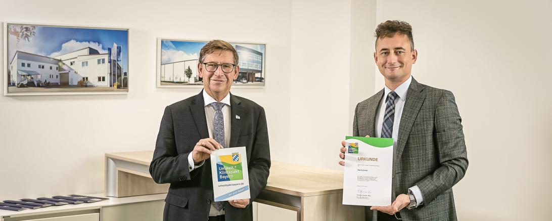 v.l.n.r: Landrat Stefan Rößle bei der Urkundenübergabe an Destilla-Geschäftsführer Matthias Thienel.