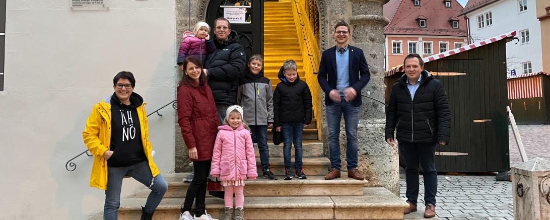 Susanne Vierkorn (Stadtmarketingverein), Familie Emde, Oberbürgermeister David Wittner, Daniel Wizinger (Tourist-Information).