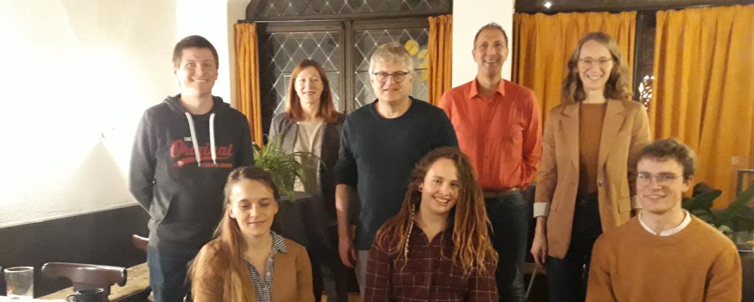 Katharina Bucher (Fraktionsvorsitzende der SPD Wassertrüdingen, „Verbindung zwischen Freunden“), Mona Stetter (Mitglied der Grünen Feuchtwangen, Mitbegründerin von „Mission Bahnstation“), Paul Hettler (Pressesprecher von „Mission Bahnstation“, Mitglied Vorstandschaft SPD Dinkelsbühl),  (zweite Reihe von links nach rechts) Thorsten Müller (Mitglied Vorstandschaft CSU-Ortsverein Wassertrüdingen, „Verbindung zwischen Freunden“), Rita Ortler (2. Bürgermeisterin von Nördlingen, SPD-Kreisrätin), Christoph Schmid 