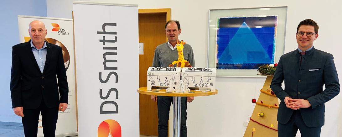 Die von DS Smith gesponserten Wellpapp-Schatzkisten sollen Kindern in der Vorweihnachtszeit Freude bereiten. Die Übergabe der Häuser erfolgte nun durch Michael Lamprecht (Mitte), Cluster Director South bei DS Smith Packaging Deutschland/Schweiz, und Peter Scharfenecker (links), Site Manager Werk Nördlingen bei DS Smith, an den Nördlinger Oberbürgermeister David Wittner (rechts).