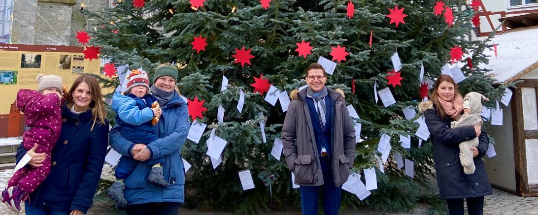Weihnachtswünsche von Seniorinnen und Senioren wurden am Weihnachtsbaum am Marktplatz aufgehängt und warten nun darauf, von den Rieserinnen und Riesern erfüllt zu werden. 