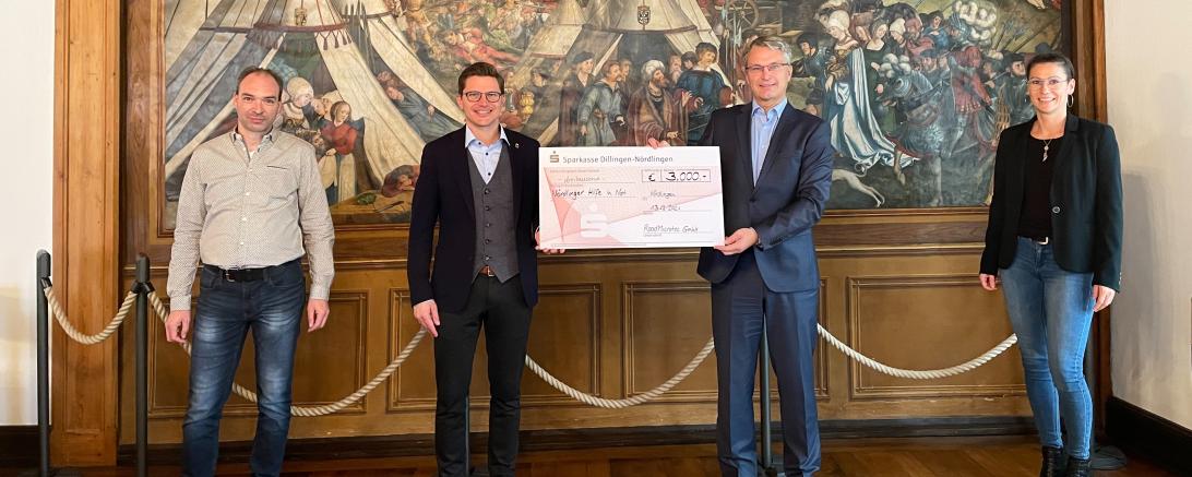 Vertreter der Firma RoodMicrotec überbrachten eine beachtliche Spende für die „Nördlinger Hilfe in Not“ in der Bundesstube des Nördlinger Rathauses.