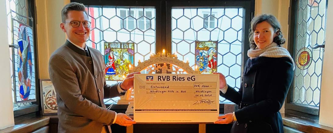 David Wittner und Johanna Frickinger mit Spendenscheck