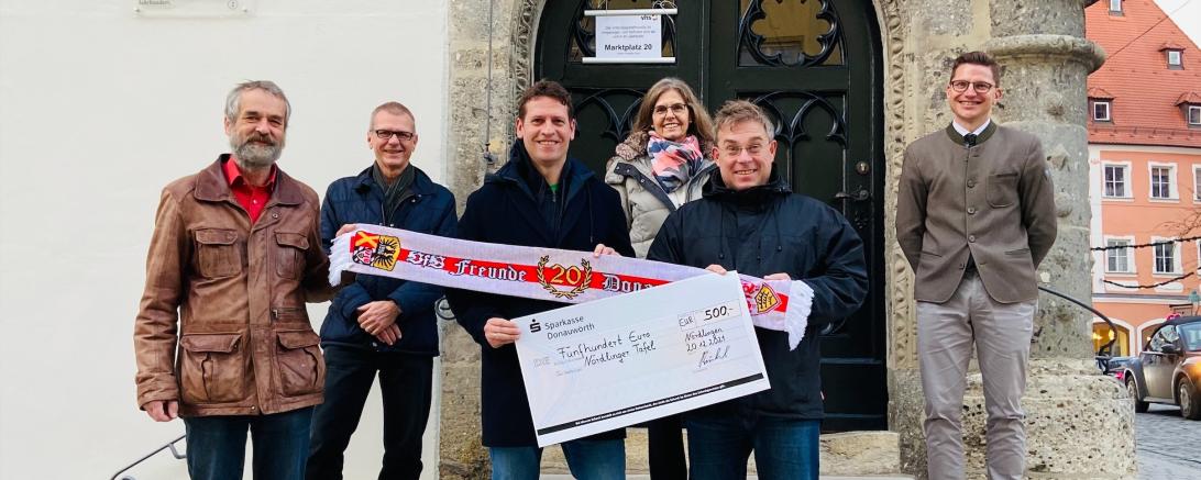 Die VfB Freunde Donau-Ries spenden 500 Euro an die Nördlinger Tafel (v.l.: Helmut Weiß, Karl Stempfle, Gregor Bitterlich, Susanne Vogl, Markus Meier und Oberbürgermeister David Wittner)