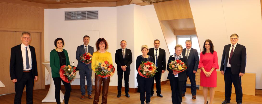Unser Bild zeigt die Jubilarinnen und den Jubilar mit Vorständen und Vorgesetzten (von links): stv. Vorstandsvorsitzender Bernhard Ströbele, Simone Kugler, Michael Deibler, Barbara Wiedemann, Fritz Wiedemann (Leiter Finanzen), Elfriede Voglgsang, Gerhard Feil (Leiter Unternehmensservice und -entwicklung), Paulina Schönherr, Alexander Kotz (Leiter KundenDialogCenter), Ute Kotanko (Leiterin Personalmanagement), Vorstandsvorsitzender Paul Ritter