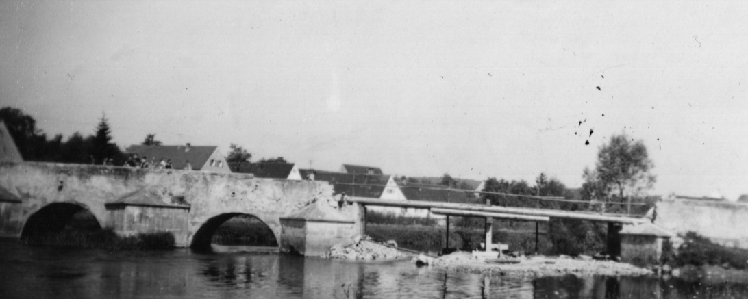 Die zerstörte Wörnitzbrücke bei Ebermergen. Sie wurde von Pionieren der US-Armee behelfsmäßig wieder in Stand gesetzt.
