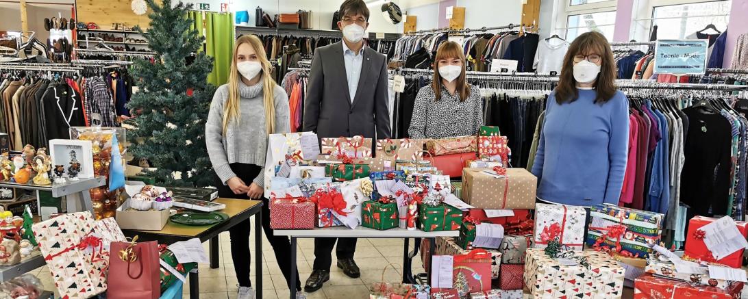 Das Bild zeigt die Spendenübergabe.