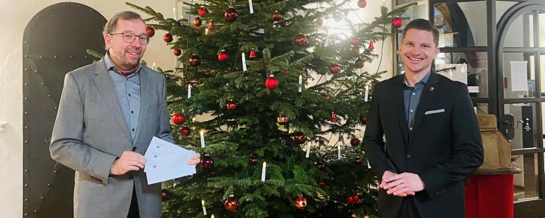 Das Bild zeigt Personalratsvorsitzender Herman Häfele (links) und Oberbürgermeister David Wittner mit den Spenden im Foyer des Rathauses.