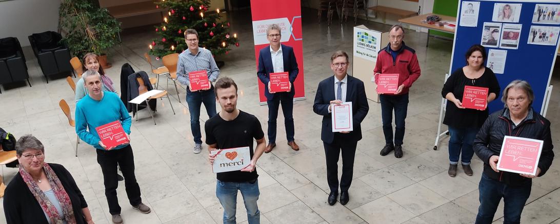 8 Donau-Rieser Schulen erhalten das DKMS-Schulsiegel. Lars Dauks ist einer von 146 Stammzellspender:innen aus den Donau-Rieser Schulaktionen, die betroffenen Patienten die Chance auf ein neues Leben schenken konnten.