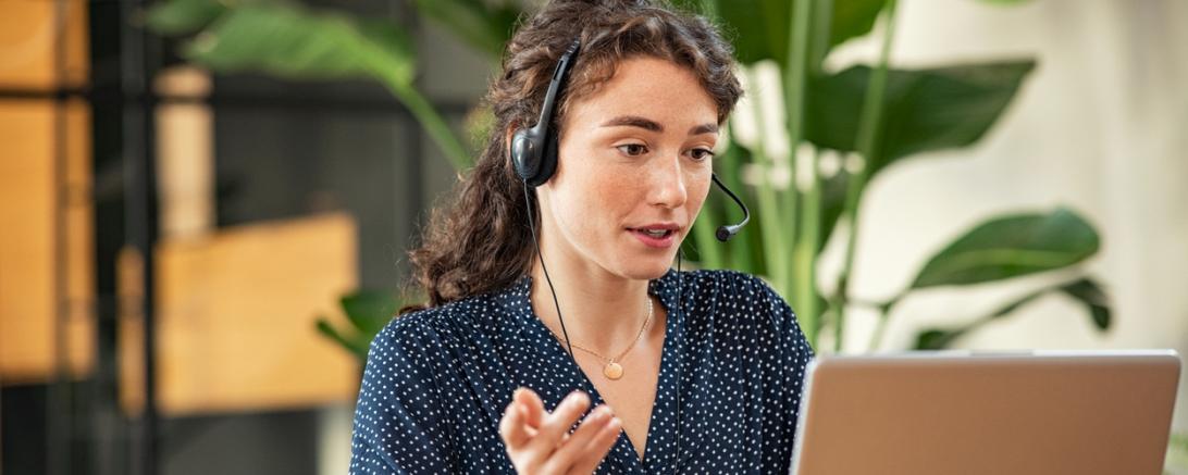 Das Bild zeigt eine Frau im Homeoffice 