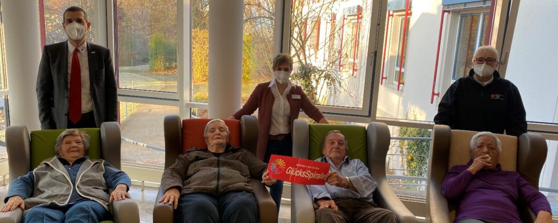 Hinten von links: Arthur Lettenbauer (Kreisgeschäftsführer), Jennifer Sax (Pflegedienstleitung), Ute Bollig (Einrichtungsleitung). Vorne von links: Frau Pickhard (Bewohnerin), Frau Kapfer (Bewohnerin), Herr Weber (Bewohner), Frau Bauer (Bewohnerin).