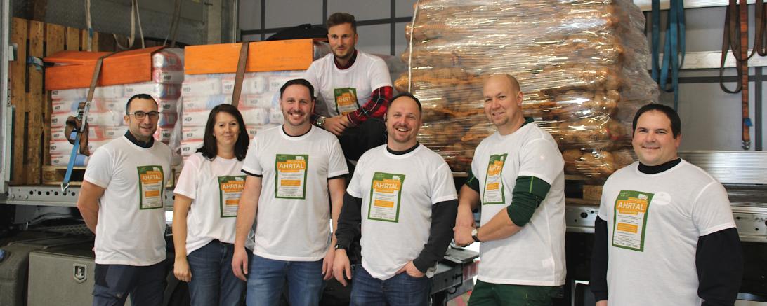 Helfer DKV Dürrenzimmern für Ahrtal vor beladenem Lkw.