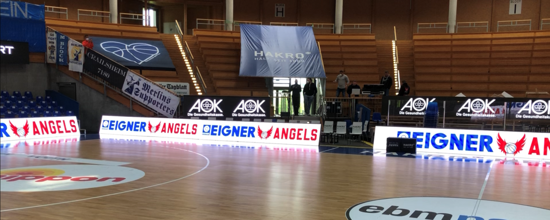 Elektronische Bande in Sporthalle