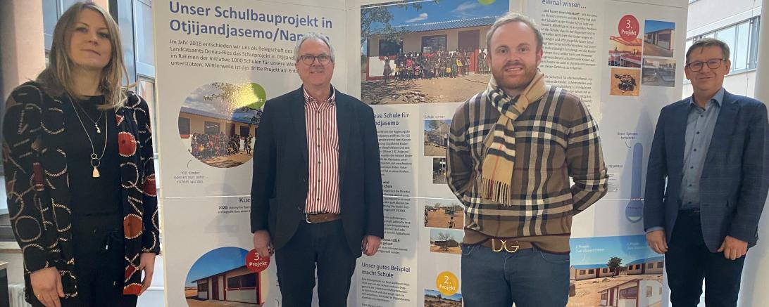 Carina Rösch (Koordinatorin für Kommunale Entwicklungspolitik), Werner Pecher, Maximilian Pecher, Landrat Stefan Rößle