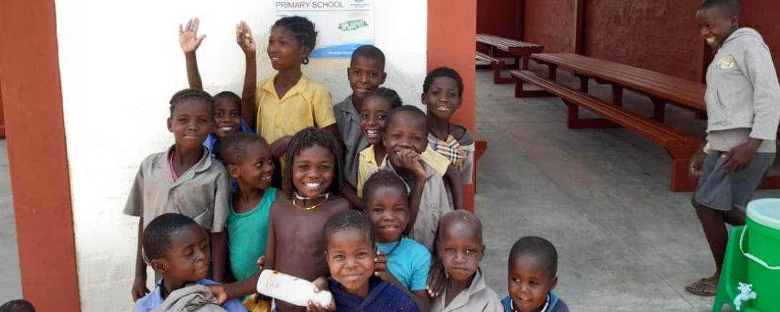 Kinder in Namibia vor neuer Schule