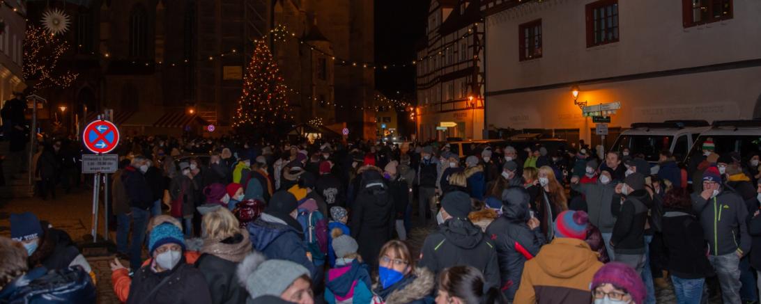 Menschenansammlung auf dem Nördlinger Marktplatz demonstriert gegen Corona-Maßnahmen
