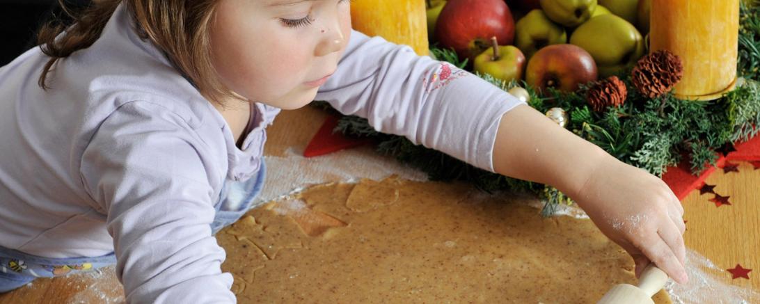 Mit gesunden Zutaten üben Kinder bei der Adventsbäckerei den richtigen Umgang mit Süßem. 