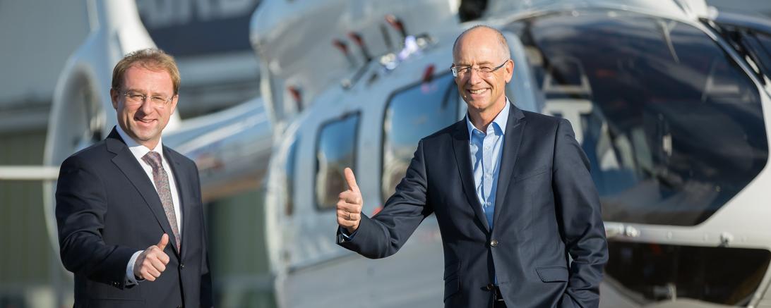 MdL Wolfgang Fackler (links) überbrachte die guten Nachrichten persönlich an Airbus-Helicopters-Chef Wolfgang Schoder