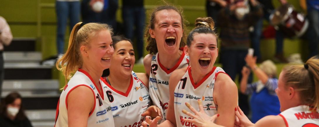 „Macht es noch einmal!“ möchte man Elina Koskimies, Anissa Pounds, Marina Dzinic, Sami Hill und Bianca Helmig bei ihrer Freude über den spannenden Sieg gegen den Favoriten aus Freiburg zurufen. Heute geht es zu einem weiteren Favoriten nach Hannover.