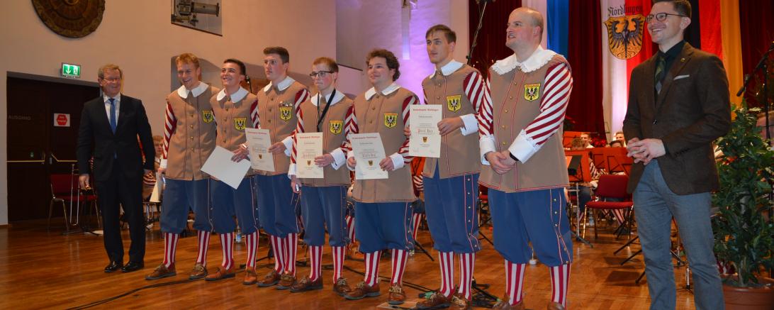 Mit Urkunde und Ehrennadel wurden er sowie Pascal Beck, Jonas Heinrich, David Kuhberger, Philipp Rothgang, Martin Ruf und Simon Schröter aus den Diensten der Knabenkapelle entlassen.