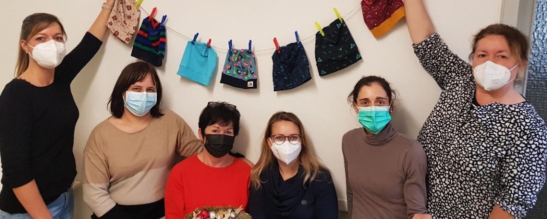 Studierende des Semesters 2020/2022 mit Arbeiten im Fach „Haus- und Textilpraxis“