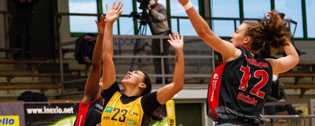 Egal wie sehr sich die Eigner Angels in Saarlouis streckten: es half nichts. 60:101 verlor man letzten Sonntag (verdeckt links Asha Thomas, in der Mitte Marta Sniezek von Saarlouis, rechts Angels-Co-Kapitänin Marina Dzinic).