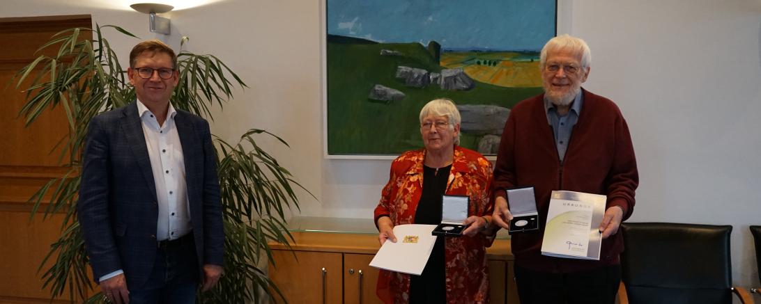 Landrat Stefan Rößle (links) zeichnete Brigitte und Jürgen Adler mit der bayerischen Staatsmedaille für Verdienste um die Umwelt aus.