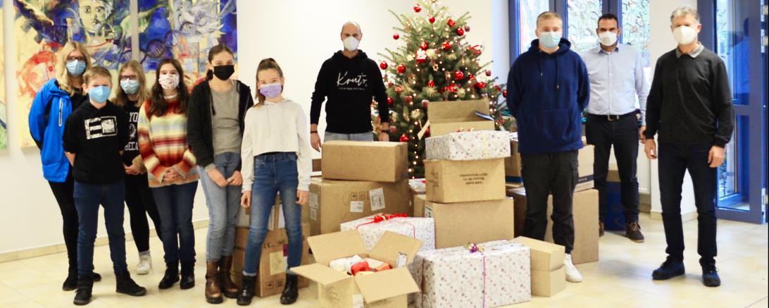 Bei der Übergabe zeigen sich Schüler der Realschule zusammen mit Verbindungslehrer Stephan Geist, Schülersprecher Franz Steppich und dem stellvertretenden Schulleiter Christian Sattich (v.l.n.r.) zufrieden mit dem Vertreter der Tafel. 