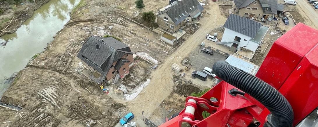 Für die Aufbauarbeiten ist auch die Hebebühne von Jörg Wörle im Einsatz. Von dort oben wird das Ausmaß der Katastrophe nochmals deutlich.
