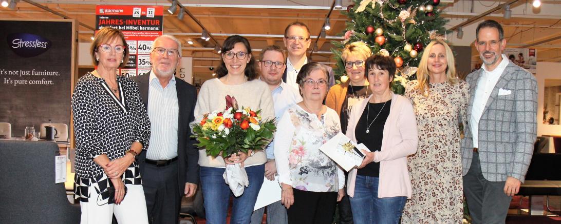 Das Bild zeigt alle geehrten Mitarbeiter von links nach rechts: Christa Karmann, Konrad Endmeier (45 Jahre), Regina Feldmeyer (10 Jahre), Martin Grabsch (20 Jahre), Franz Stöferle (10 Jahre), Brigitte Weiß (10 Jahre), Sigrun Fischer (25 Jahre), Hedwig Pfeiffer (20 Jahre), Michaela Karmann , Jürgen Karmann.