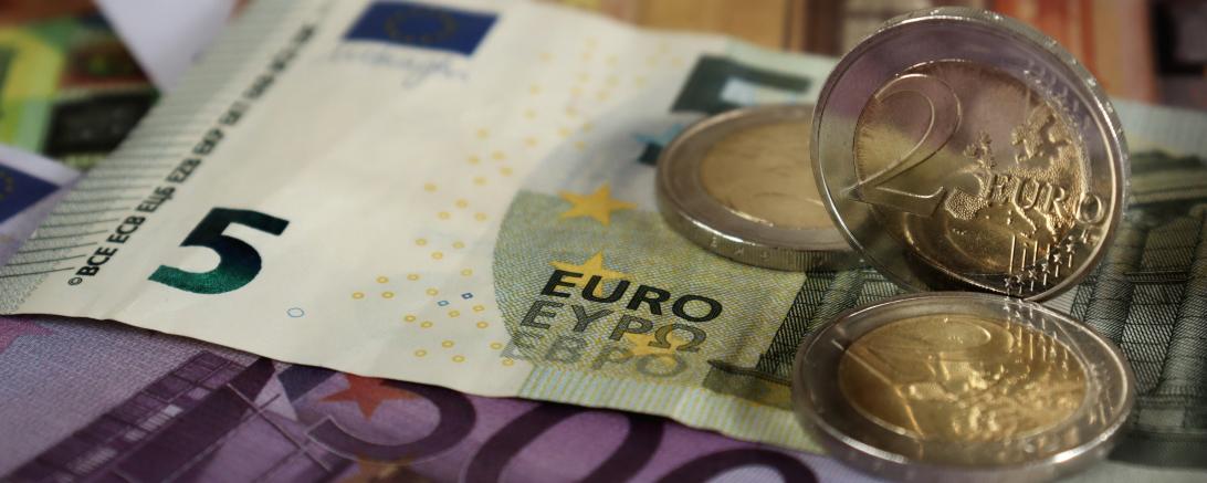 Euro-Scheine und 2-Euro-Münzen