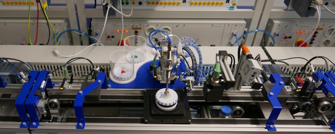 Auf dem Bild sieht man die r Produktionsanlage 4.0.