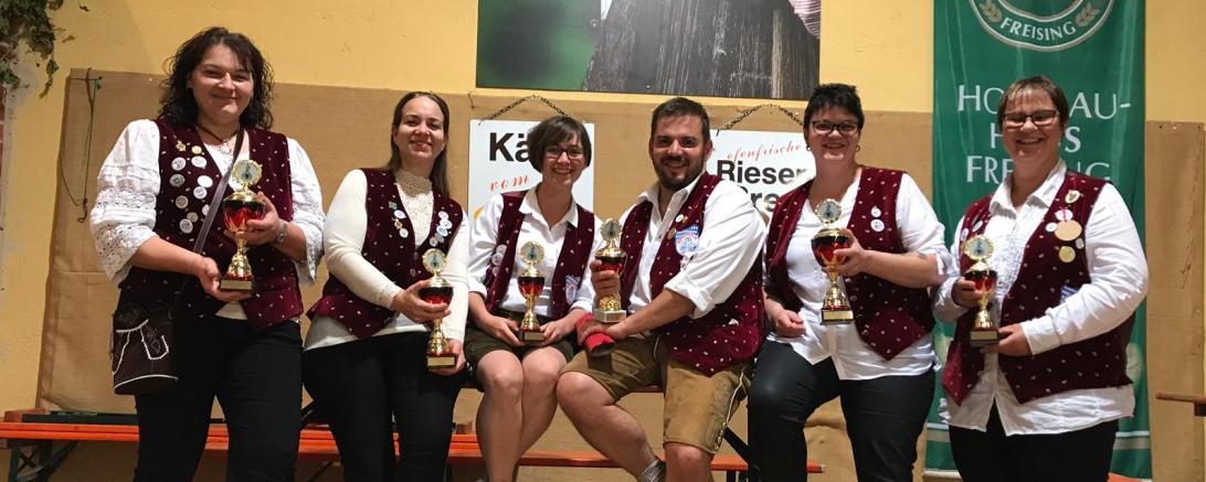 Die Unterbucher Damen (hier mit Vorstand Tobias Pfeifer) verteidigen seit 1998 ununterbrochen den Weltmeistertitel.