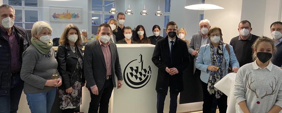 Counter der Tourist-Information Nördlingen mit David Wittner, Daniel Wizinger mit Team und Damen und Herren des Stadtrats