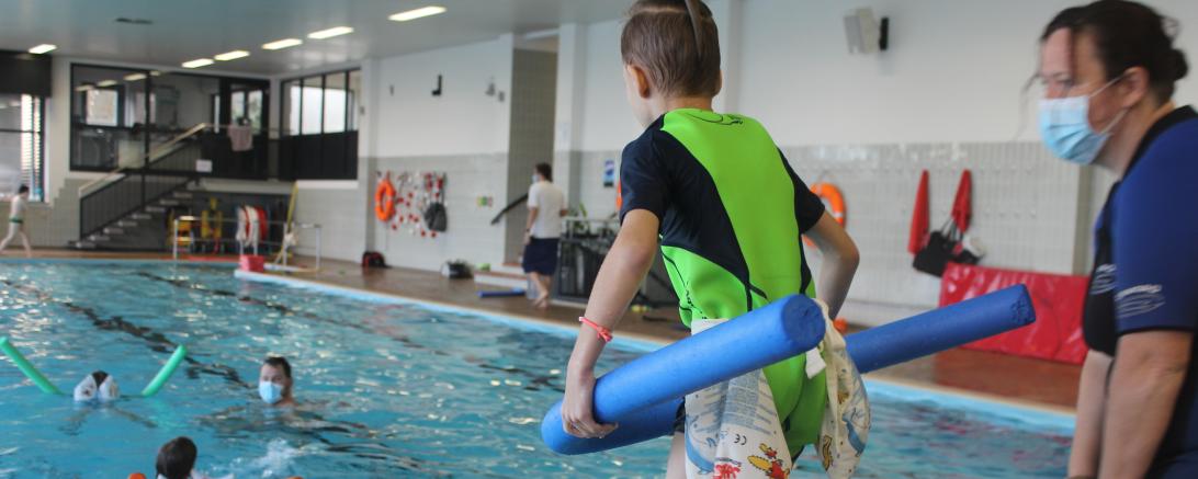 Kinder beim Schwimmkurs. 