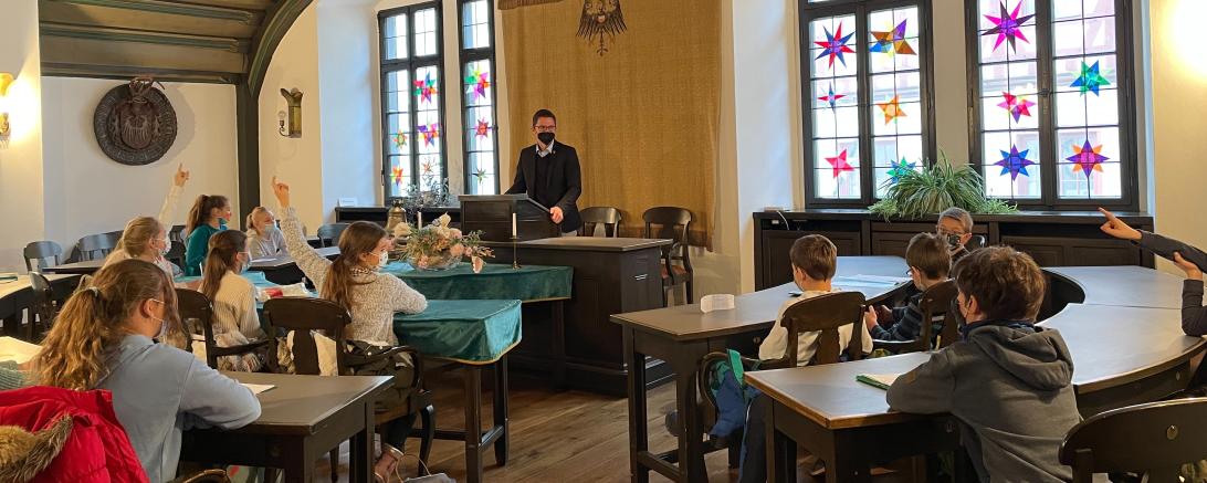 Schülerinnen und Schüler im Sitzungssaal im Nördlinger Rathaus