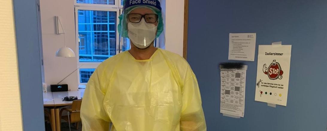 Tom Höpner als Helfer auf der Covid-19-Station. 