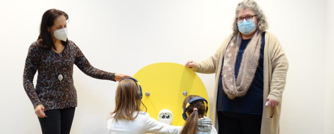 V. l. n. r. Evelyn Leippert-Kutzner und Marion Hanrieder bei der Übergabe der Luka-Leseinsel.