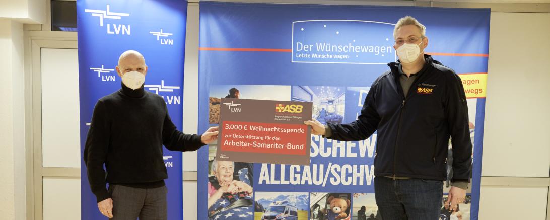 Auf dem Bild: Joachim Keil, Geschäftsführer des ASB-Regionalverbands Dillingen-Donau-Ries e.V. (rechts), und Thomas Miller, Leiter Projektierung/ Netzbetrieb bei LEW Verteilnetz, bei der offiziellen Spendenübergabe in der Geschäftsstelle in Wertingen. 