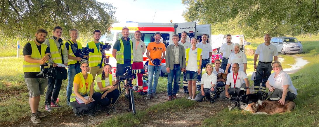 Hinter den Kulissen bei den Dreharbeiten zum Filmprojekt „DONAURIES Verein(t)“ mit der Hundestaffel des BRK Nordschwaben.