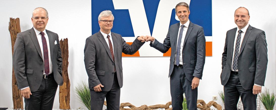 Das Bild zeigt Auf dem Foto von links: Vorstandssprecher Michael Kruck, scheidender Regionaldirektor Hubert Ost, Nachfolger Thomas Schwair sowie Vorstand Alexander Lehmann. 
